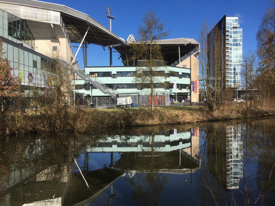 900267 Gezicht op de achterzijde van het stadion Galgenwaard (Herculesplein) te Utrecht, vanaf het jaagpad langs de ...